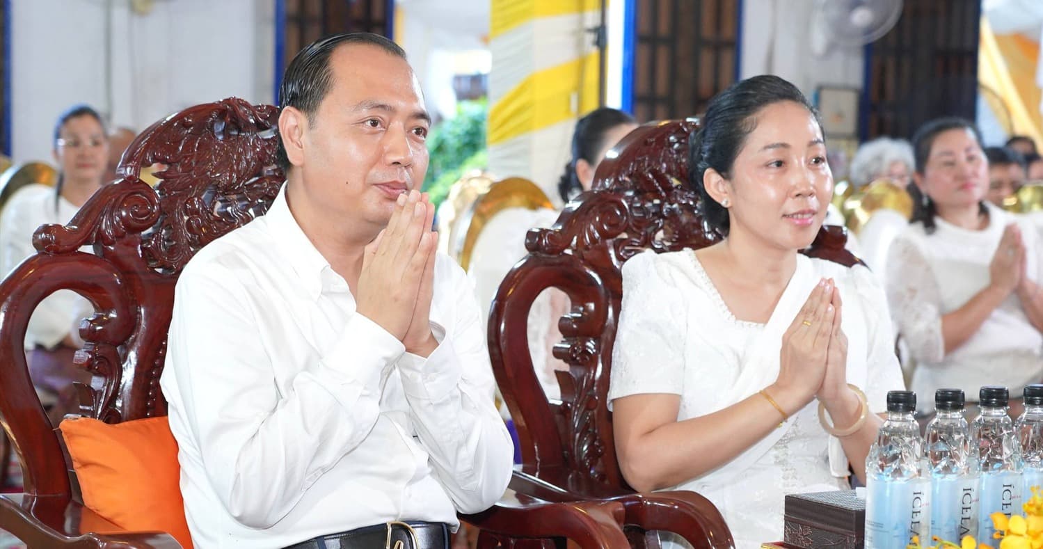 ឯកឧត្តម នេត្រ ភក្ត្រា និងលោកជំទាវ ទុយ សិរីរតនៈ រួមជាមួយថ្នាក់ដឹកនាំ មន្ត្រីរាជការក្រសួងព័ត៌មាន កាន់បិណ្ឌវេនទី១១ នៅវត្តព្រះពុទ្ធឃោសាចារ្យ (វត្តចិនដំដែក) ដើម្បីឧទ្ទិសកុសលផលបុណ្យជូនបុព្វការីជន និងញាតិការទាំង ៧ សន្តាន