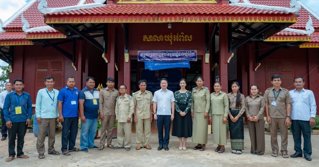 ឯកឧត្តម សុខ សូកេន និងលោកជំទាវ ចម ក្រស្នា អញ្ជើញទៅចុះឈ្មោះបោះឆ្នោត នៅការិយាល័យបោះឆ្នោតសាលាឃុំអំពិល